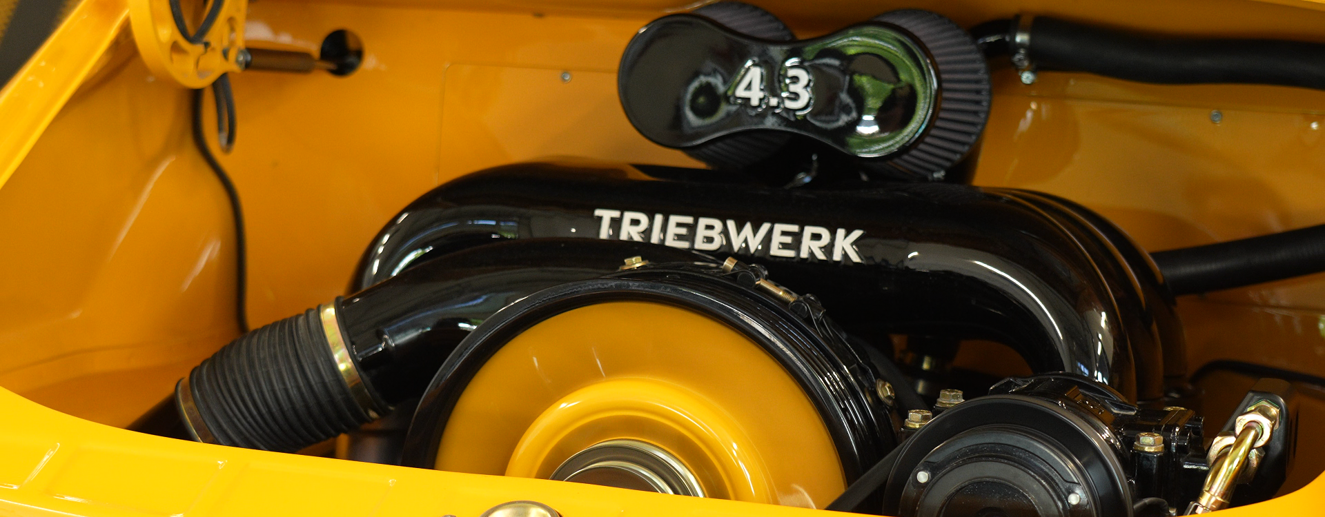 Close-up of a Triebwerk engine in a Yellow Triebwerk F4.3 Porsche 911