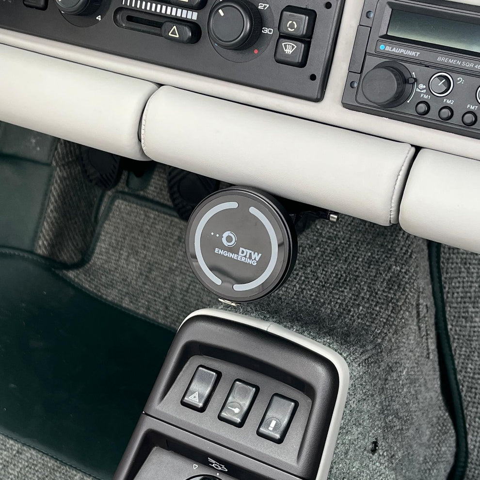 Triebwerk USA wireless Fold-out phone charger for Porsche 964 without Airbag