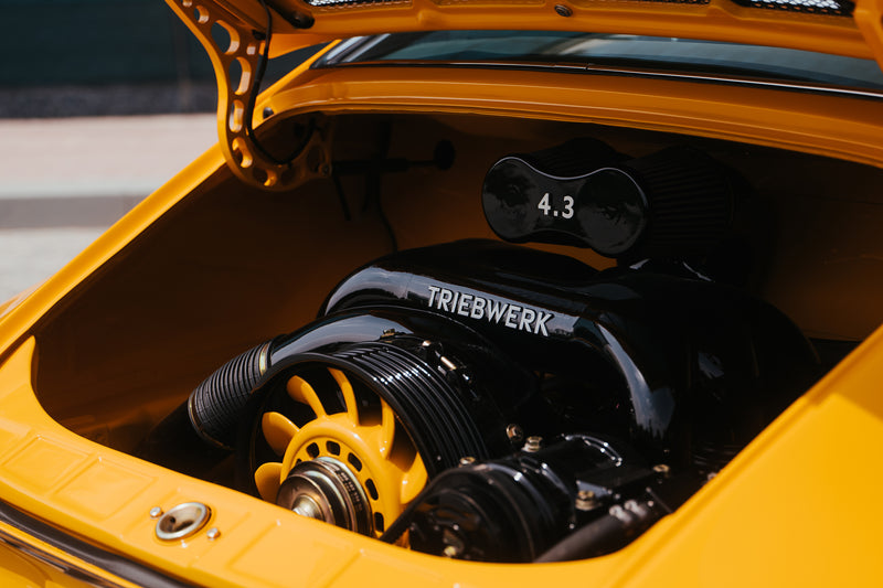 Close-up of a Triebwerk engine in a Yellow Triebwerk F4.3 Porsche 911 