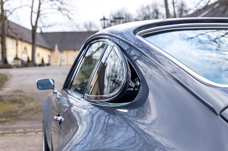 Close-up of a Gray Triebwerk F3.8 side window up with a blurred background