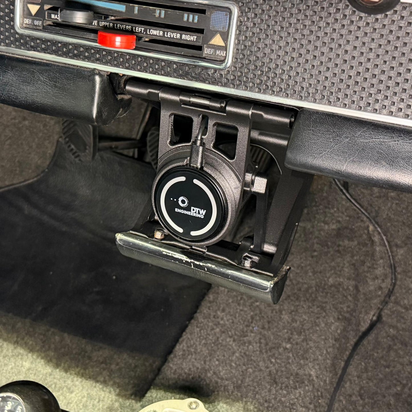 Triebwerk USA wireless Fold-out phone charger for F and G Body Porsche