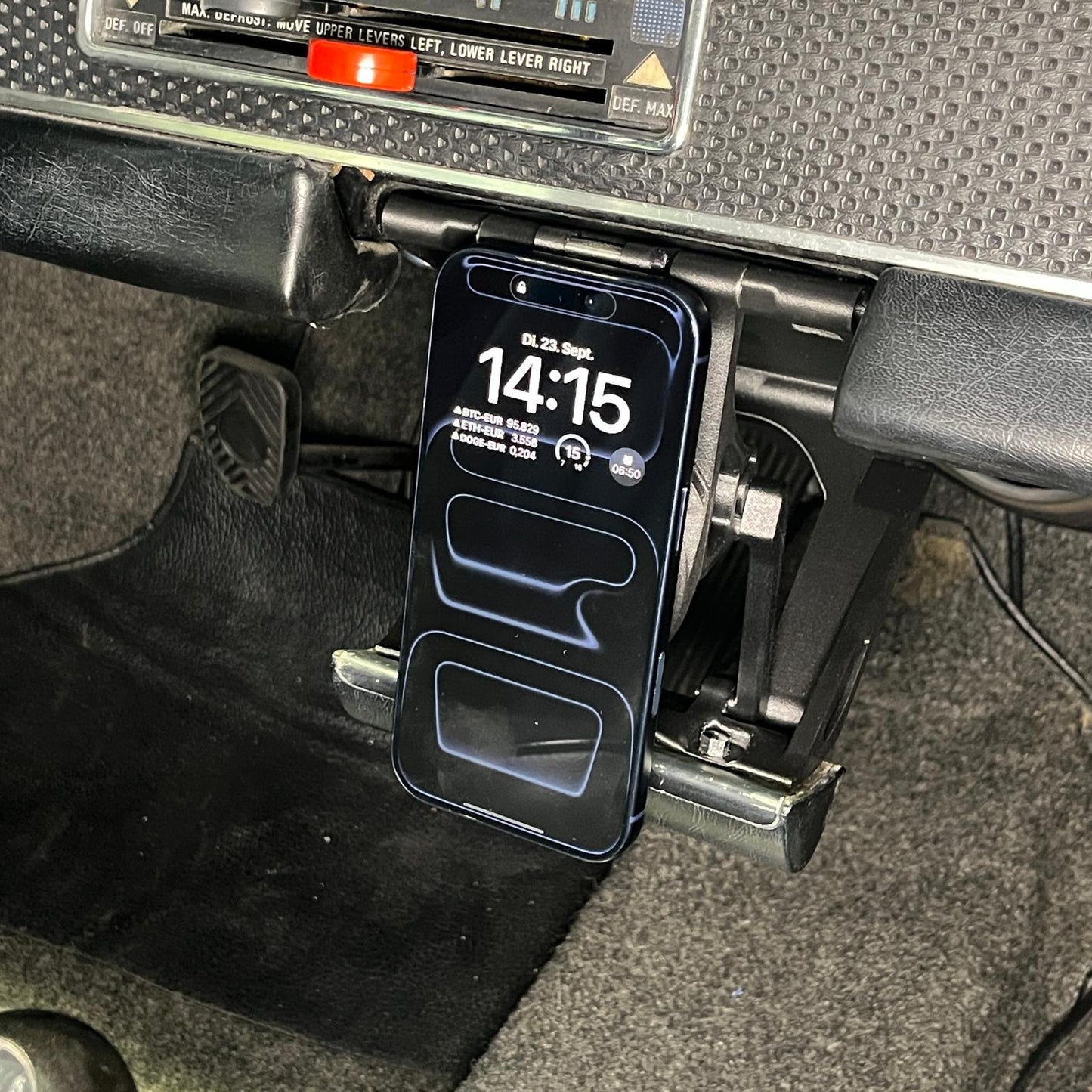 Triebwerk USA wireless Fold-out phone charger for F and G Body Porsche