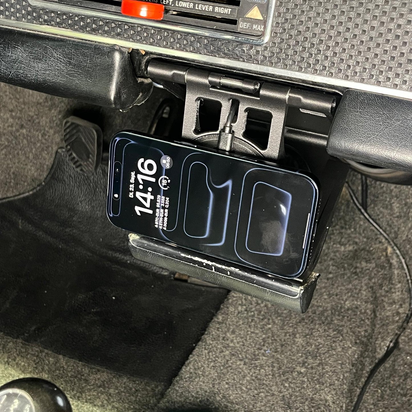 Triebwerk USA wireless Fold-out phone charger for F and G Body Porsche