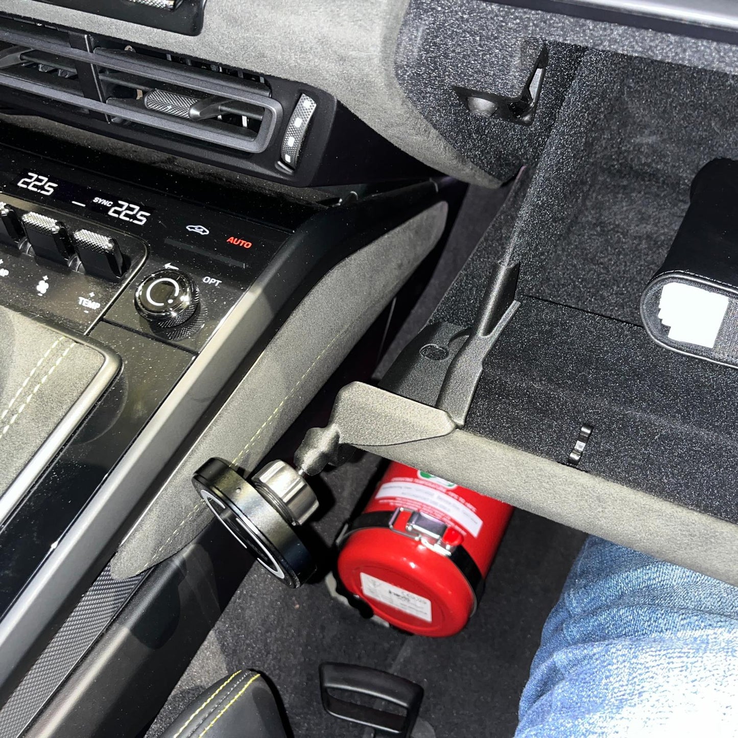 Triebwerk USA Porsche 992 Wireless Phone Charger